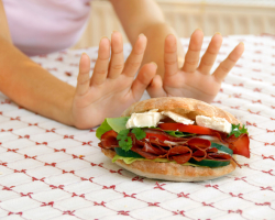 Hambre terapéutica con fines medicinales. Ayuno para limpiar y perder peso. Dieta para el curso de la inanición terapéutica