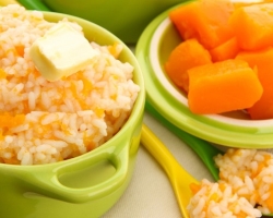 Bubur beras dengan labu dalam susu dan air: Resep di atas kompor, dalam slow cooker