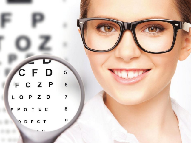 Таблицы для проверки зрения у окулистов: все одинаковые или нет? На каком расстоянии до таблицы проверяют зрение окулисты? Как определить сколько диоптрий в минусе по таблице зрения?