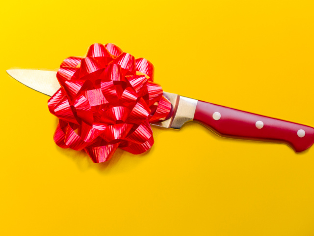 Почему нельзя дарить ножи в подарок на день рождения, свадьбу: приметы. Когда дарят нож, что нужно делать?