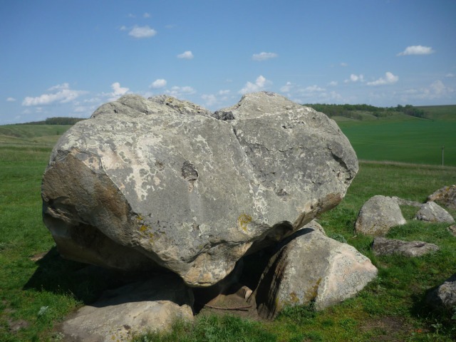 Interprétation du rêve - Voir une pierre dans un rêve: le sens du sommeil. Pourquoi rêver dans un rêve de donner, de trouver, de lancer, de collecter des pierres multi-colorantes, dans le ring, l'anneau, les boucles d'oreilles, les bijoux, l'eau, la main, l'homme, la femme: interprétation du sommeil