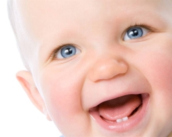Vid vilken ålder förekommer mjölktänder hos ett barn? Symtom på utseende, sjukdom, vård