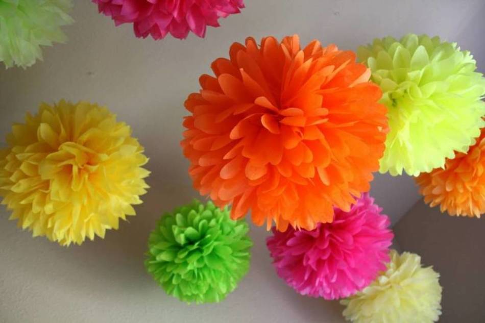 Des pompons multi-colorants du papier ondulé suspendu au plafond