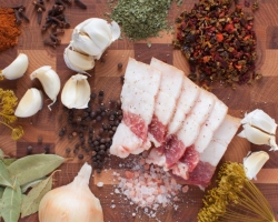 Est-il possible de maîtriser le saindoux avec le salage? Comment réparer une graisse superposée avec une couche de viande?