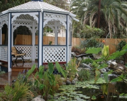 Gazebol per un dacha fatto di legno, metallo, policarbonato, mattoni e pietra: cosa scegliere? L'interno del gazebo: le migliori idee con le foto. Come equipaggiare un sito vicino al gazebo: consigli con una foto