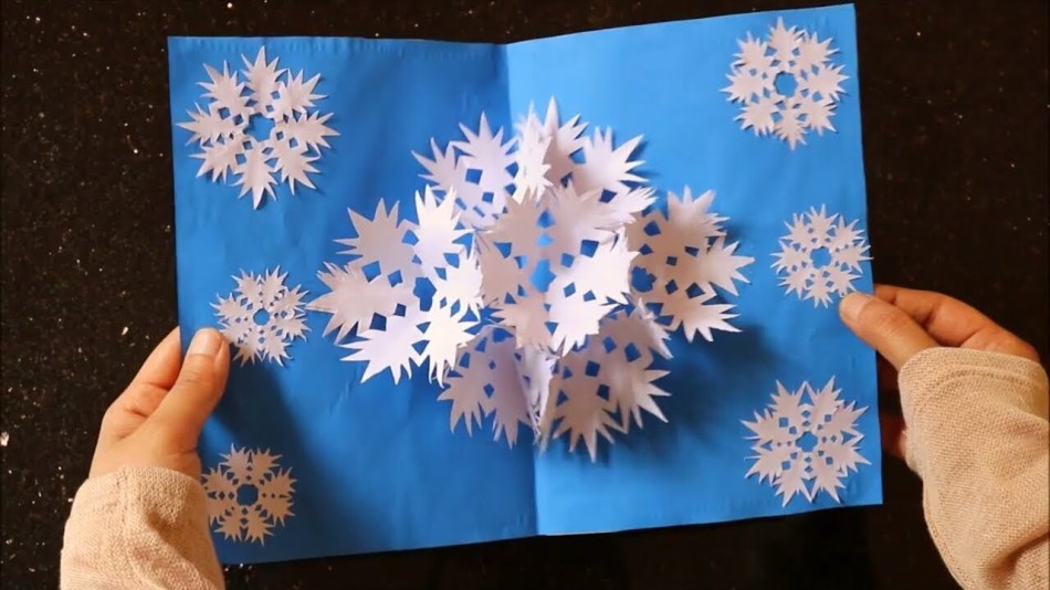 Много снежинок внутри открытки