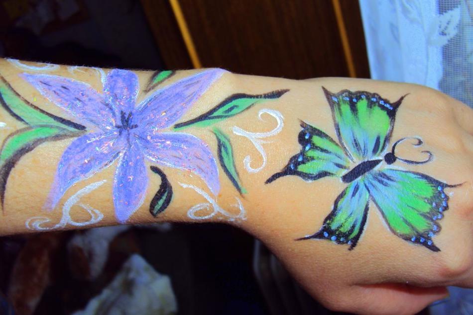 Аквагрим бабочка на руке