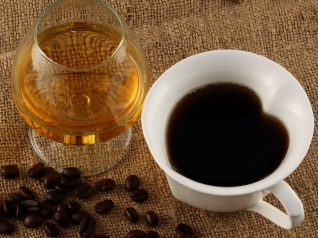 Kávé konyakkal: Ahogy nevezik, az előnyök és a káros, a főzés legjobb receptjei. Hogyan készítsünk kávét természetes és oldódó konyakkal és tejjel, tejszínnel, fagylalt, citrom: recept. Mennyi pálinka adja hozzá a kávét: arányok. Hogyan lehet kávét inni konyakával?