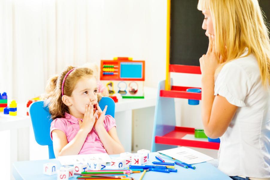 Otrok se ukvarja z govornim terapevtom