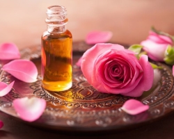 What can be done from rose petals: add to the bath, pink salt, essential oil, infusion, lotion, natural freshener for air, sache