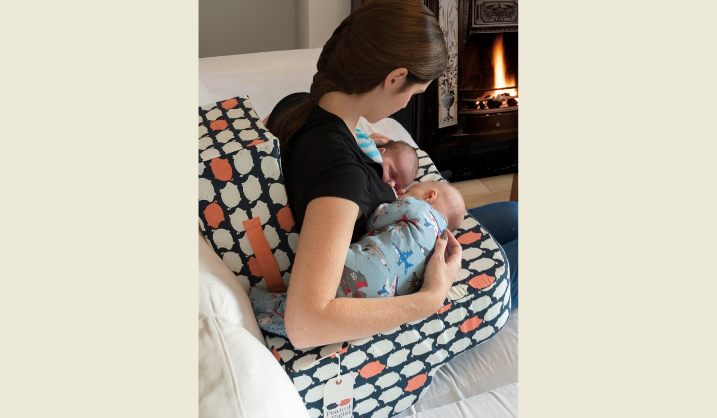Breastfeeding at the same time with a special pillow