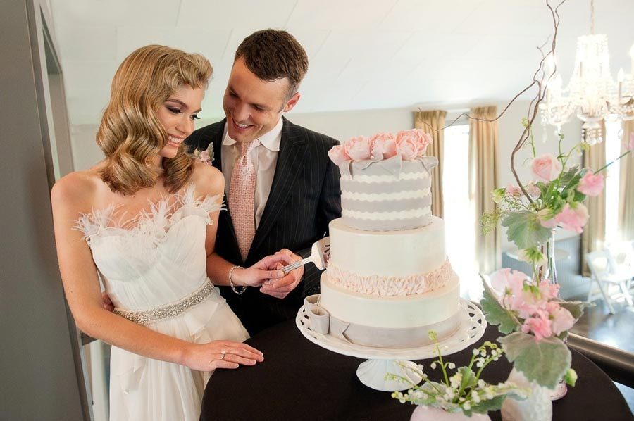 Невеста, жених режут торт
