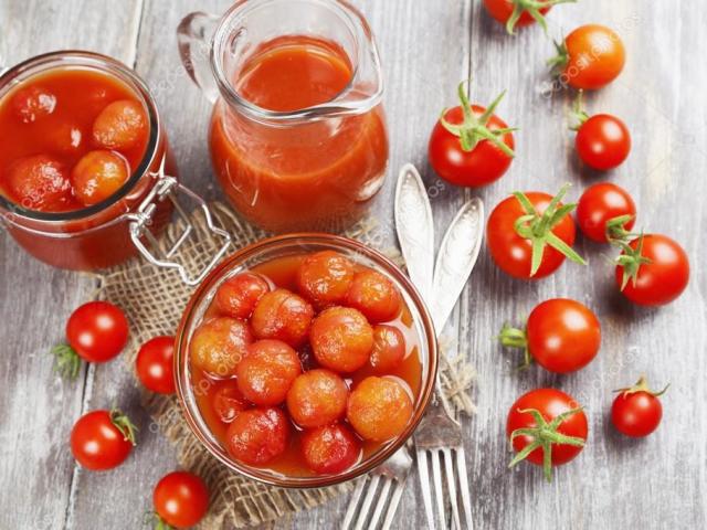 3 лучших рецепта приготовления помидоров в томатном соке, фаршированных пикантной начинкой, бланшированных на зиму