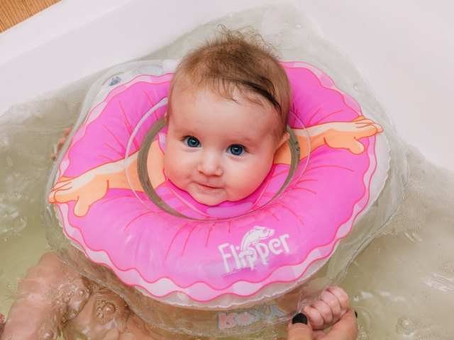 Children's circle to the neck for bathing newborns: benefits and harm, contraindications. When you can bathe a newborn with a circle on the neck, from how many months, how to put a circle on a child, how to buy an inflatable circle for a baby on Aliexpress?