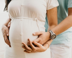 Miért lehetetlen a gyomrot a terhesség alatt megsimogatni?