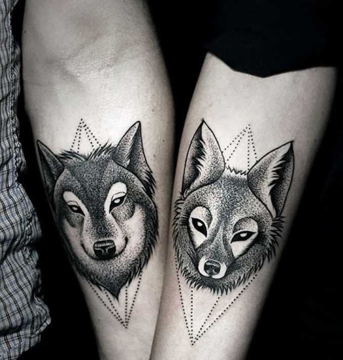 Парные тату в виде волка и лисы отлично дополняют друг друга
