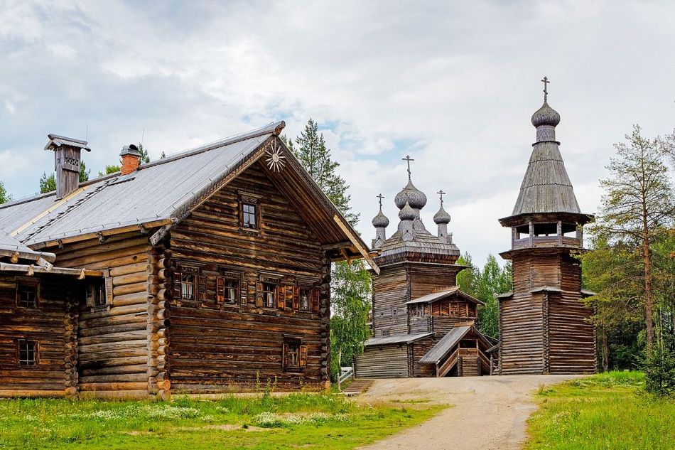 Korely kecil adalah tempat asli yang indah yang harus dikunjungi dengan berada di kota Arkhangelsk