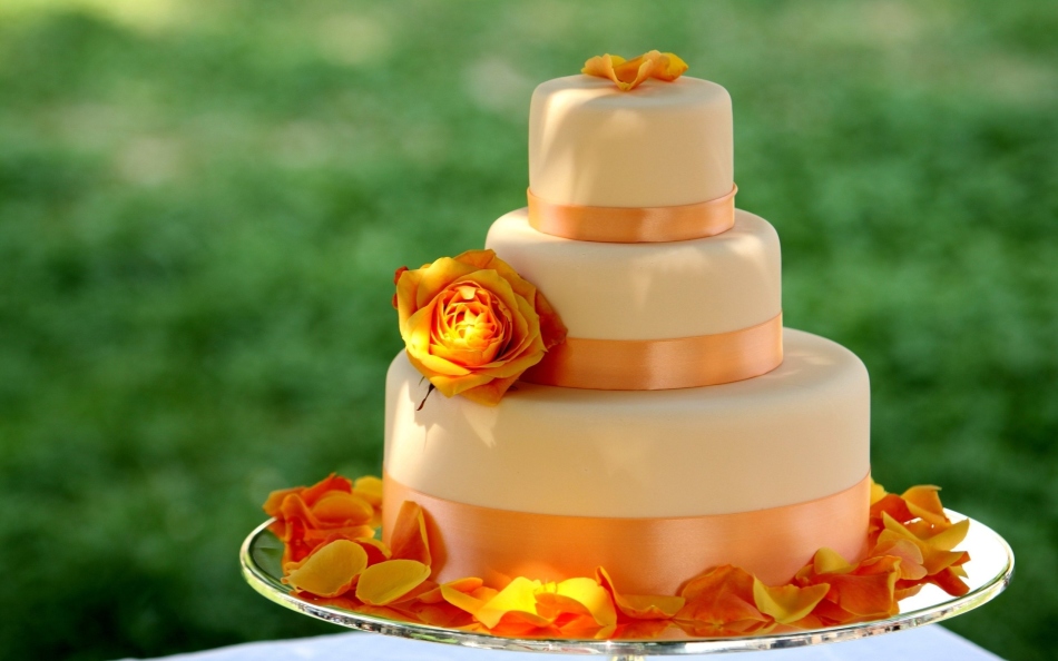 Gâteau avec mastic orange avec colorant alimentaire
