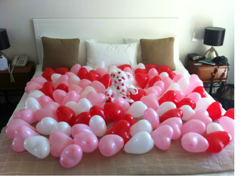 Надутые шары - декор кровати ко дню святого валентина