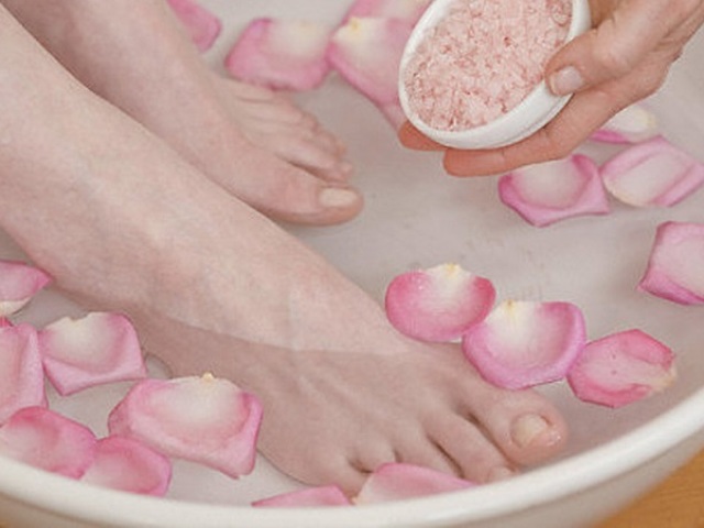Ванночки с пищевой и морской солью для ног для снятия усталости и для размягчения кожи стоп: рецепты, правила приема