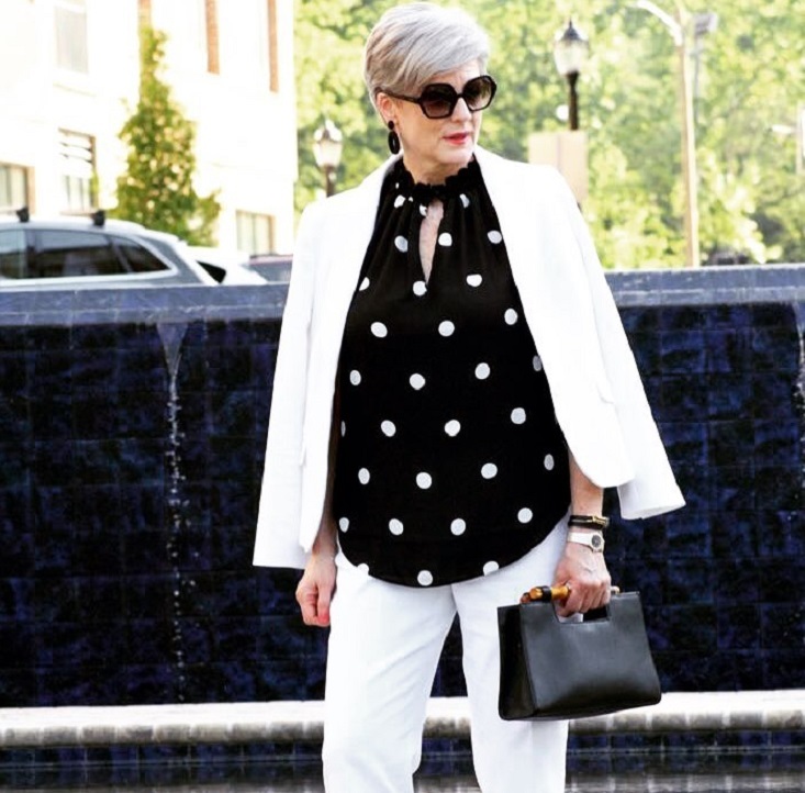 Черно-белый стиль для женщин после 50 лет