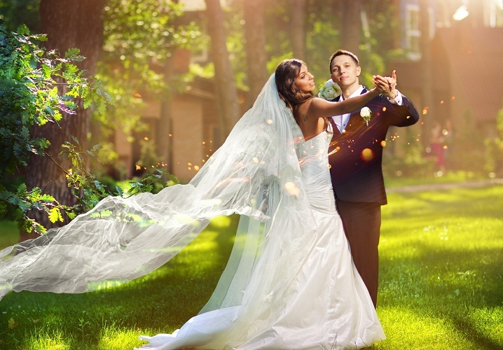 The dance of the bride and groom with a train pulls the sincerity of the feelings of lovers
