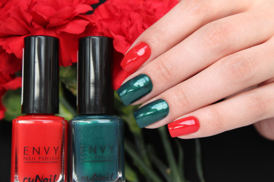 Green manicure with red