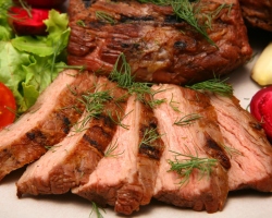 Comment faire cuire de la viande dans le four avec des champignons, des légumes, avec de l'ail, avec du chou coloré: recettes