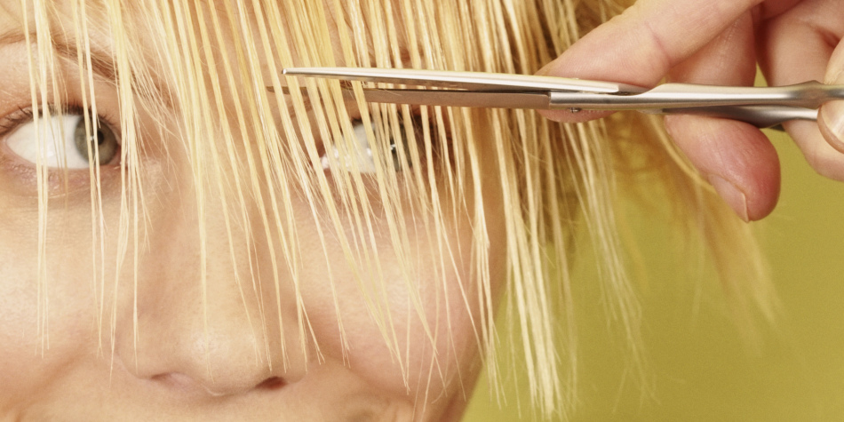 Close the lower strand with a scallop and carefully cut it at the desired level