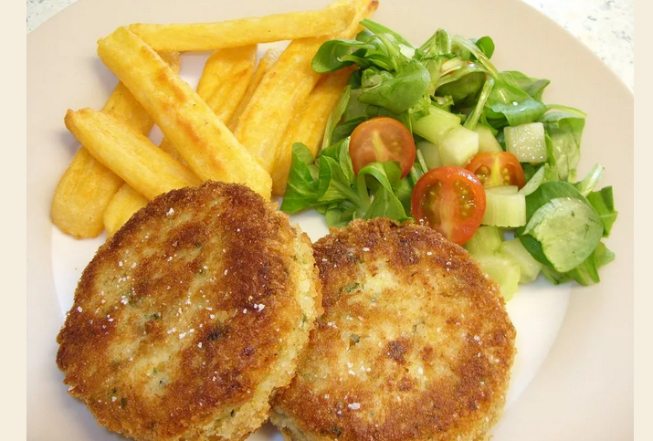 Pommes de terre frites avec escalopes