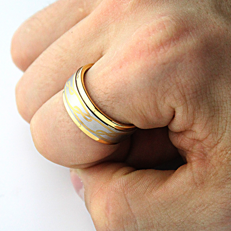 Pierścień wolframu męskiego ze złotym blaskiem