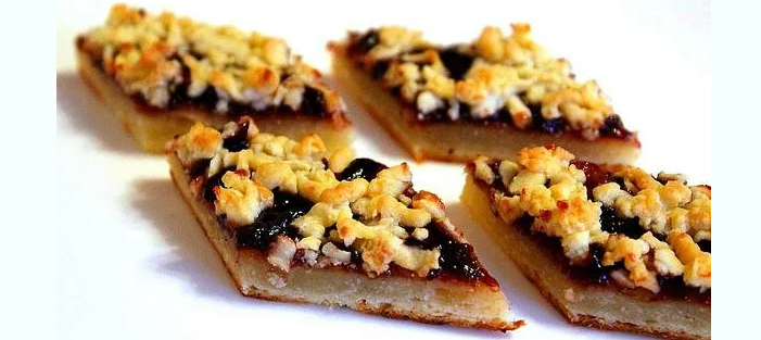 Sanding cookies with jam and grated remaining dough