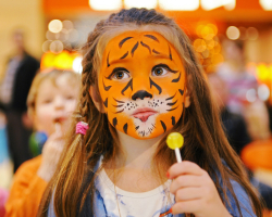 Πώς να σχεδιάσετε μια τίγρη από τον Akvagrim στο πρόσωπο του παιδιού σταδιακά για αρχάριους; Εικόνες στο πρόσωπο με χρώματα για αγόρια: τίγρη