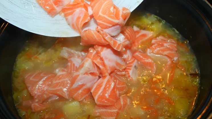 Dobla la sopa de pescado en el caldo