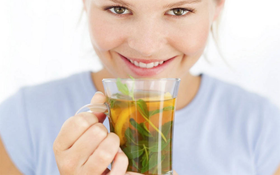 Девушка пьет зеленый чай с удовольствием