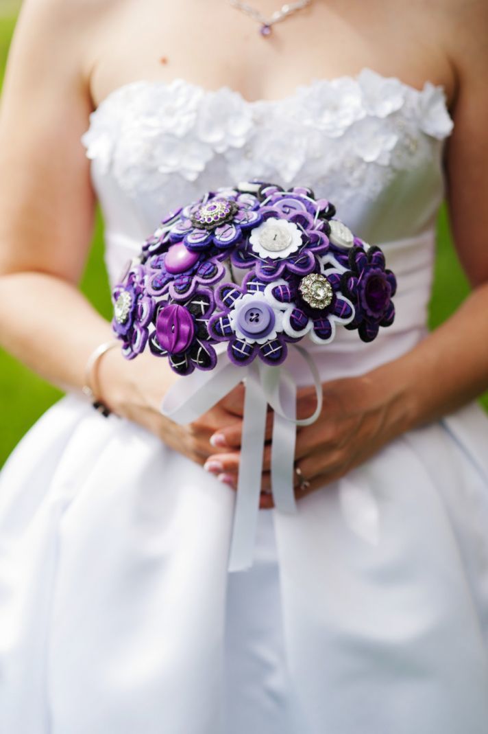 Buket ungu untuk pengantin wanita yang sangat fantasi