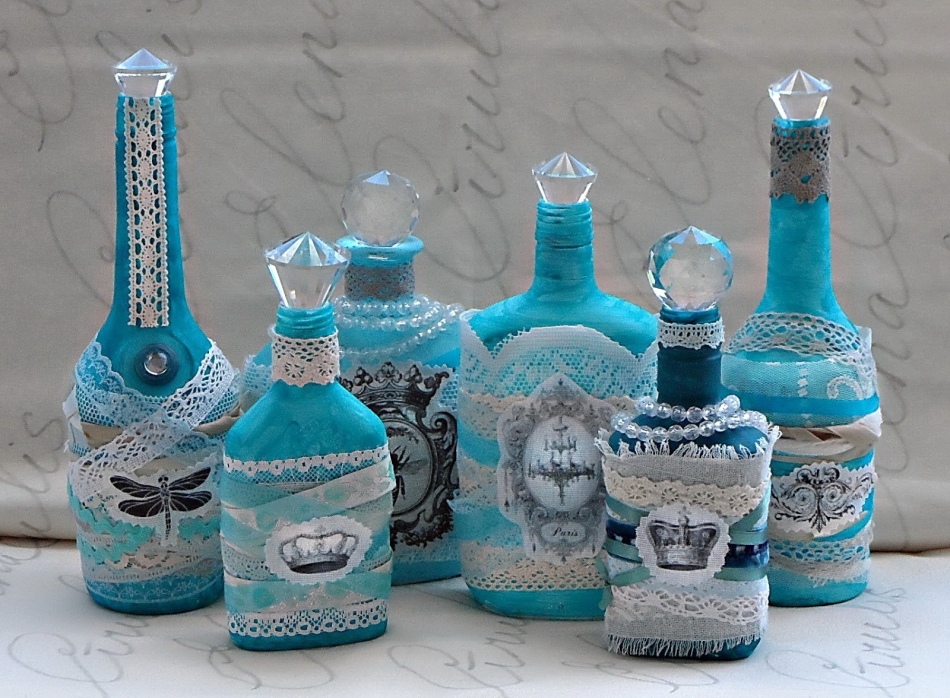 Lace will fit perfectly on the decoupage of bottles for a gift to a woman