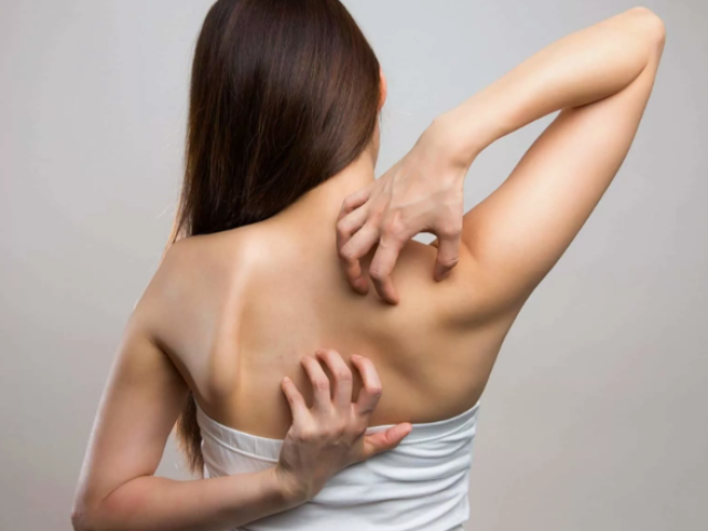 What is the left or left shoulder blade in a woman and in a man: signs on the day of the week