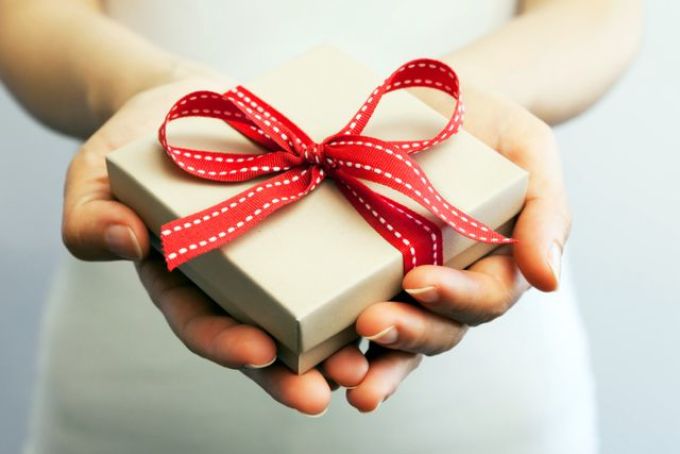 You can simply give a gift without unnecessary words, but it is much more interesting and pleasant if the gift is accompanied by an appropriate commentary