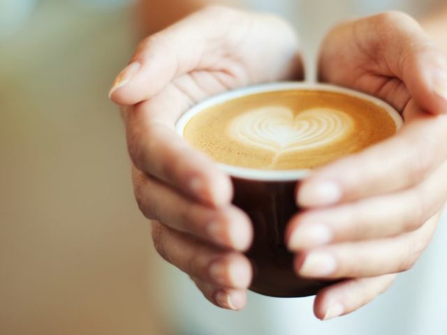 Quelle est la différence entre le latte du cappuccino, de l'espresso et de l'Americano: différence, différence. Qu'est-ce que dans quels lunettes Latte, Kapuchino, Espresso et Americano ont-ils servi? Qu'est-ce qui est plus savoureux et plus fort que Latte ou Cappuccino, Espresso et Americano?