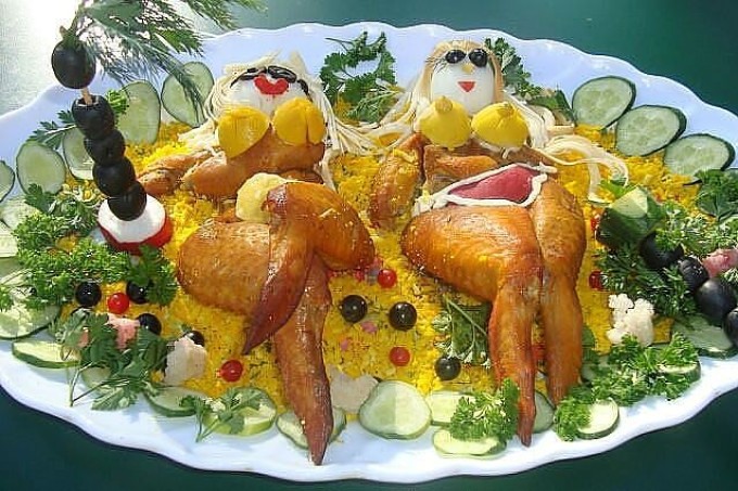 Как украсить праздничный слоеный салат «дамский каприз» на праздник 23 февраля: идеи, фото