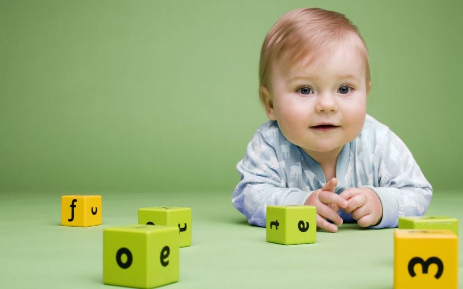 Un enfant avec des cubes