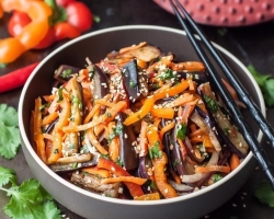 Aubergine en cuisine rapide coréenne pour l'hiver: une recette simple, avec des carottes, avec des champignons, avec de la viande, une recette classique, avec du poivre sucré et des carottes
