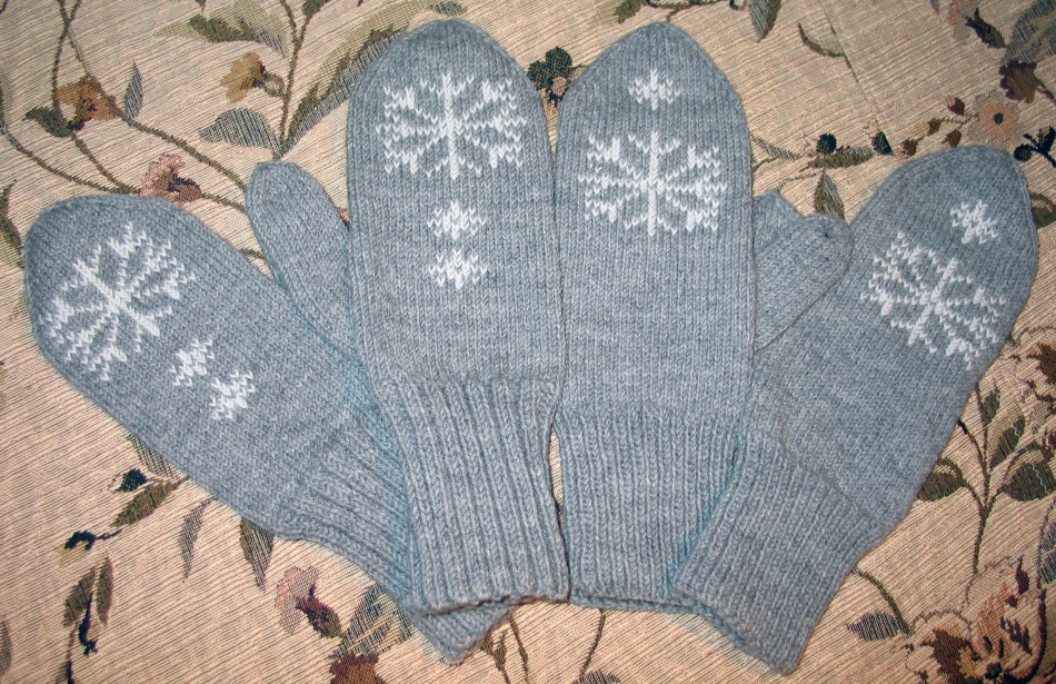 New Year mittens with knitting needles, photo 12