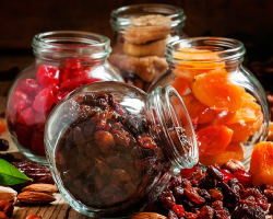 Comment stocker les abricots séchés, les pruneaux, les raisins secs à la maison, quoi et combien: les conditions et les termes de stockage selon GOST, recommandations