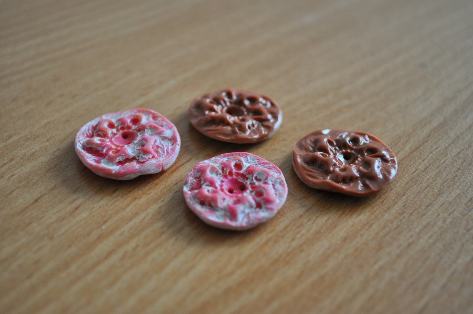 Glavni gumbi iz polimerne gline so prekriti z lakom ali akrilno barvo