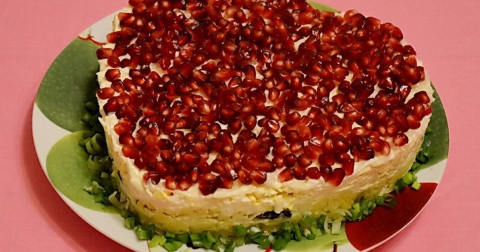 Hogyan lehet szépen díszíteni az ünnepi saláta menyasszonyt a szerelmesek napjára?