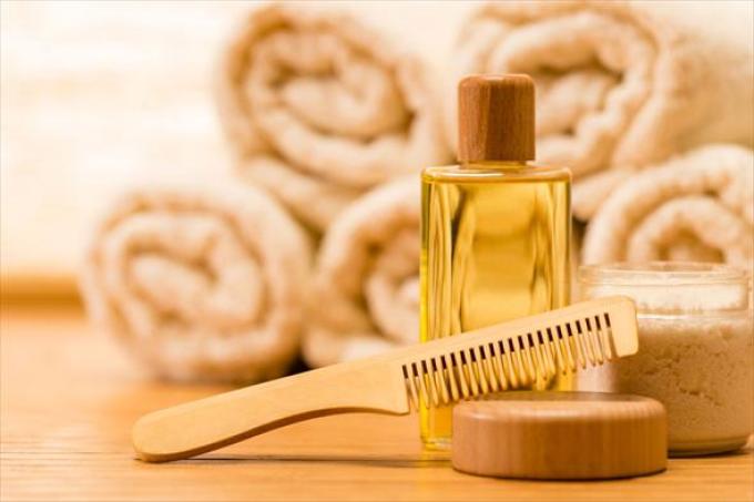 Sandal oil strengthens the hair, stimulates their growth.