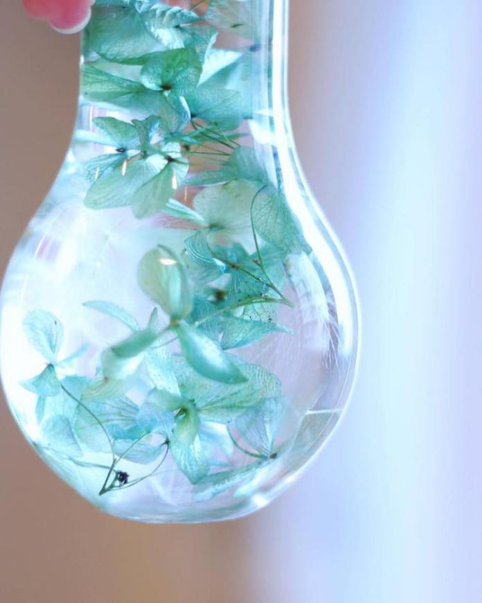 Superbe bouquet de ton turquoise dans une lampe
