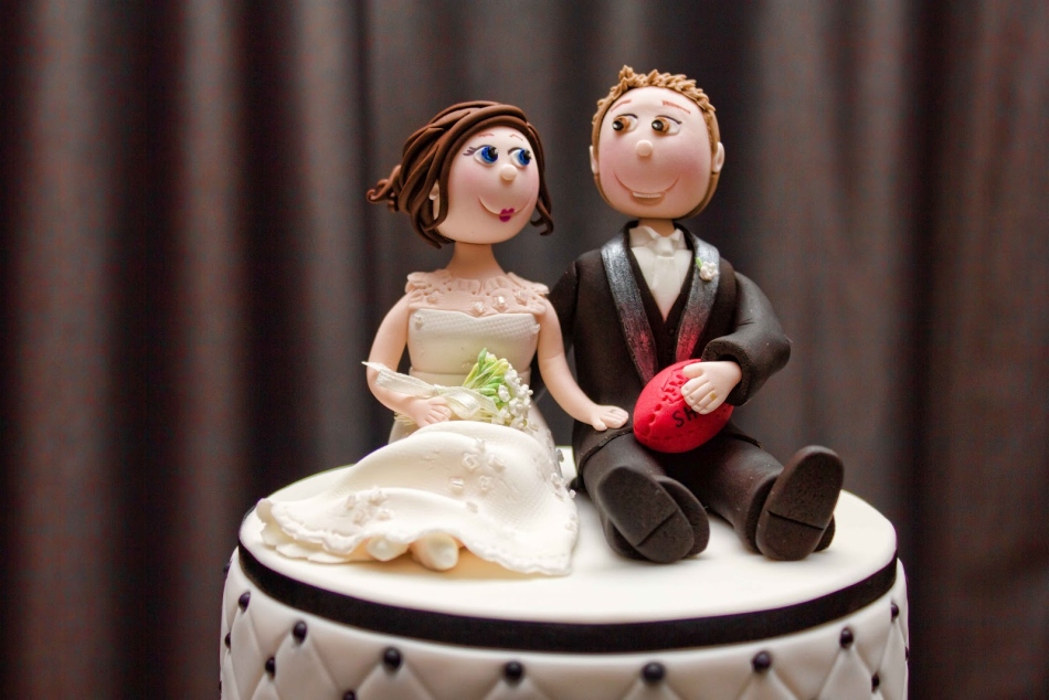 Фигуры жениха и невесты на тортах